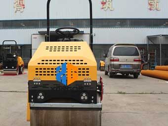 座駕壓路機“身材小，能量大”