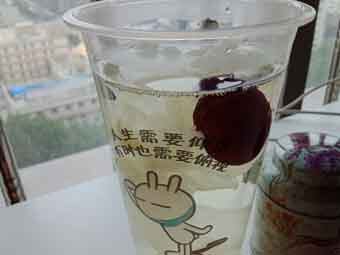 炎炎夏日到來(lái)，一杯銀耳紅棗美如詩(shī)！